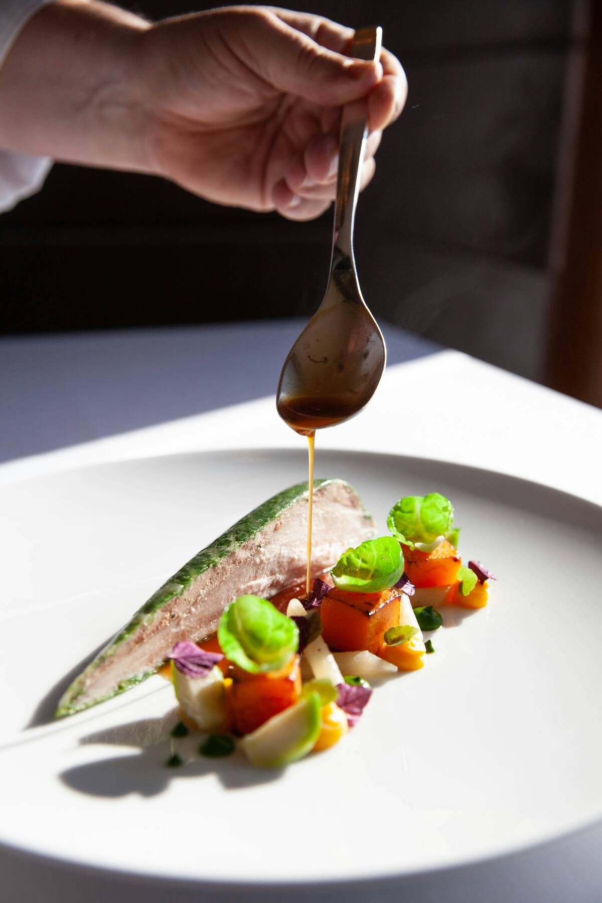 Fischgang wird mit Sauce angerichtet