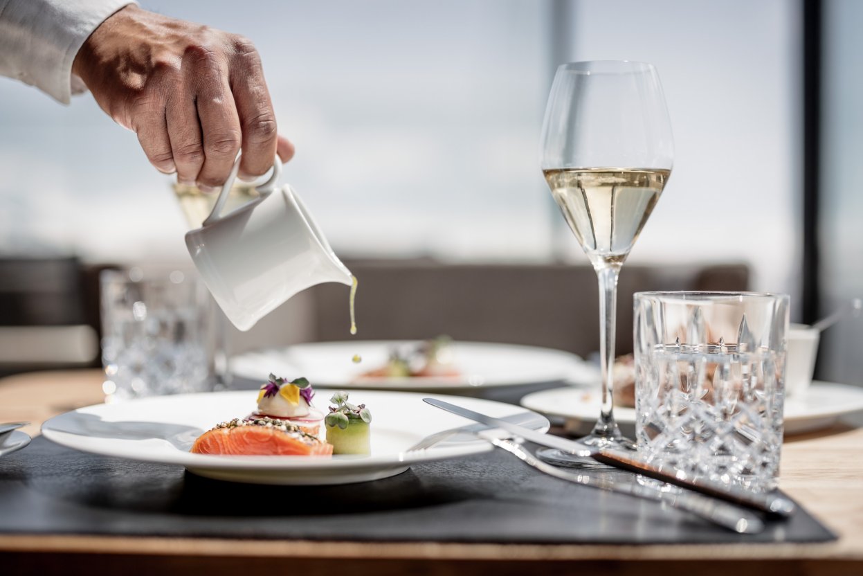Tisch im Gourmetrestaurant ice Q mit Blick auf die Bergwelt